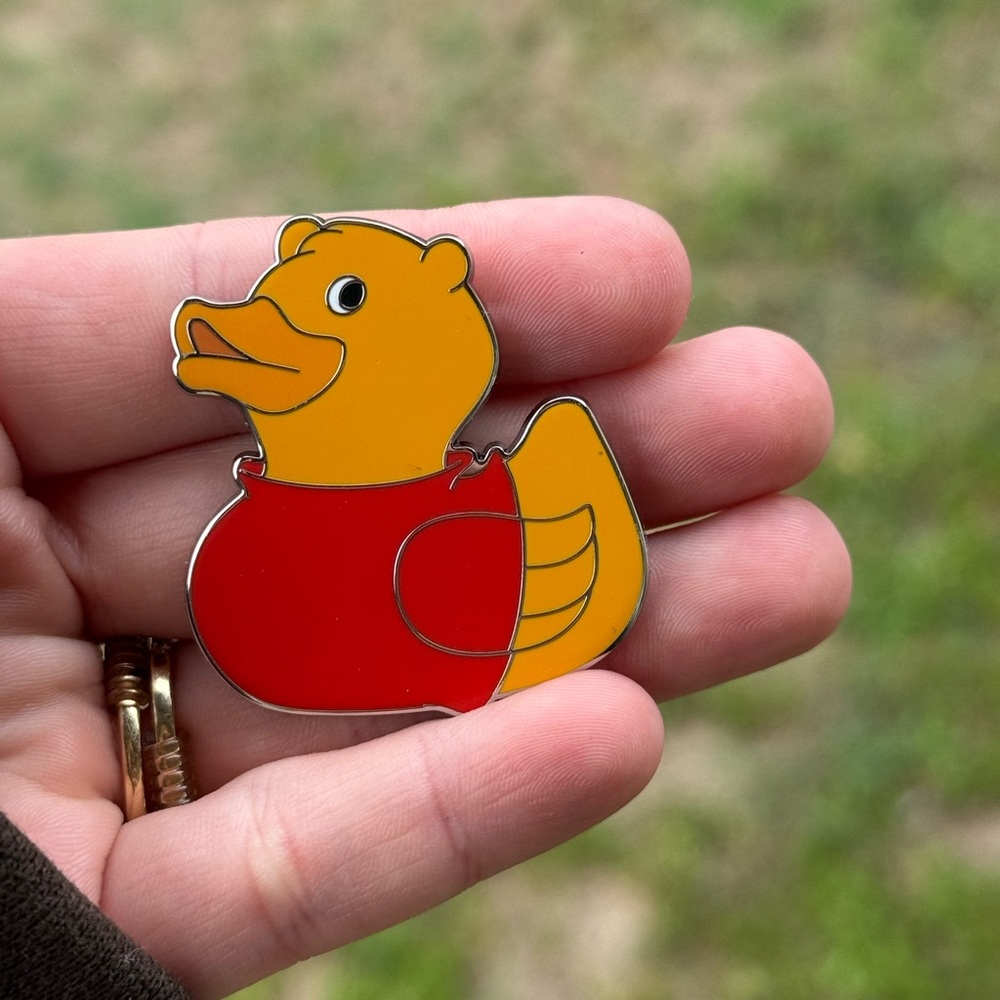 NEW Disney ducks series 2 Winnie the Pooh pin